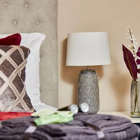 The Abode - Sleeps 6 *