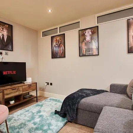 Апартаменты The Abode - Sleeps 6 *