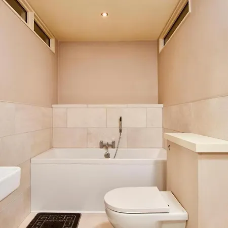 The Abode - Sleeps 6 *